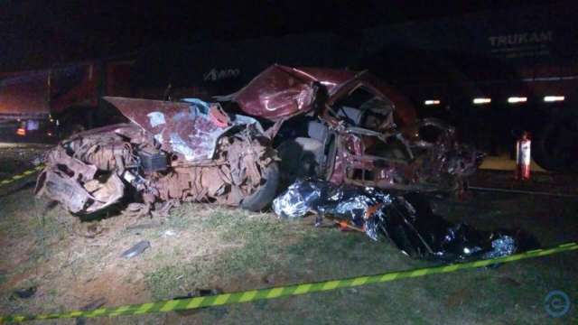 Condutor morre ap&oacute;s colidir carro de frente com carreta na BR-163