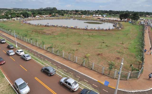 Prefeitura antecipa sal&aacute;rio e faz festa em parque para comemorar Dia do Servidor