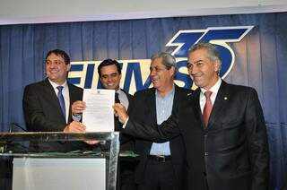Governador assinou decreto do programa Fomentar Fronteira (Foto: Divulgação/Fiems)