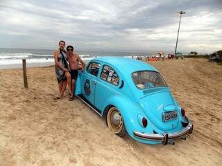 Para compensar a viagem de 12 horas, foto na praia, e na companhia do Fusca, que ficou atolado, mas depois saiu. (Foto: Arquivo Pessoal)