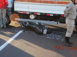 Motocicleta foi parar embaixo do caminhão. (Foto: Rodrigo Pazinato)