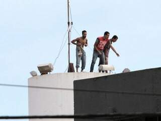 Detentos em cima da caixa d&#039;água do Instituto Penal da Capital (Foto: Marina Pacheco)