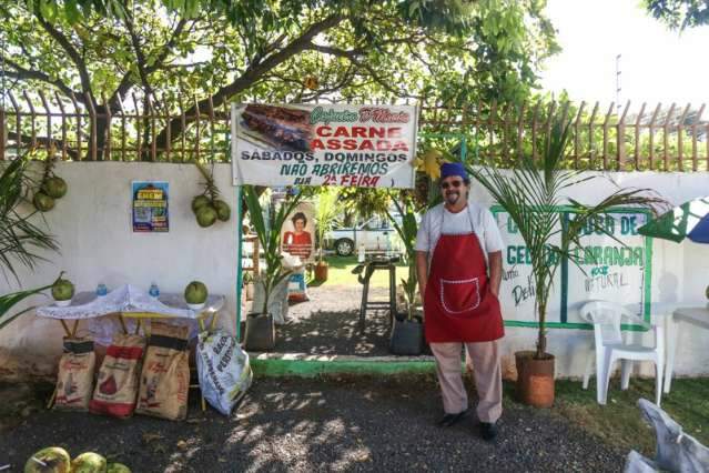 Raulzito preserva cajueiro aben&ccedil;oado pela m&atilde;e em bar criado em homenagem &agrave; ela