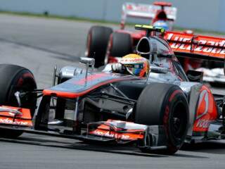 Hamilton assumiu a liderança do campeonato com 88 pontos, contra 86 de Fernando Alonso e 85 de Sebastian Vettel. O inglês é o sétimo piloto diferente a vencer em sete corridas na temporada, um recorde na história da categoria. (Foto: Uol Esportes) 