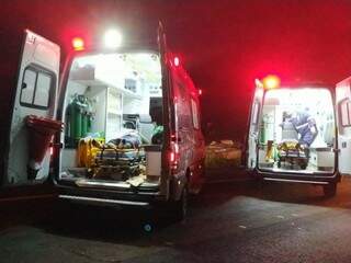 Ambulâncias preparando vítimas para o transporte após os primeiros socorros (Foto: Adilson Domingos)