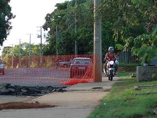 Com avenida em obras, motociclistas optam por caminho mais curto para chegar aos bairros. (Foto: Marlon Ganassin)