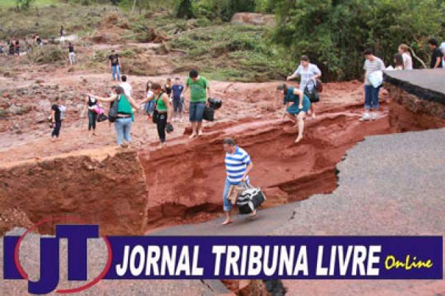  V&iacute;deo mostra universit&aacute;rios atravessando cratera a p&eacute; na BR-158