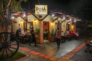 Com estilo rústico e até roda de carroça na frente, restaurante chama a atenção na Euclides da Cunha