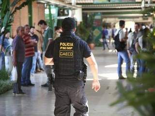 Policial do Gaeco no corredor do Detran-MS, na operação que ocorreu em agosto de 2017. (Foto: Marcos Ermínio/Arquivo).