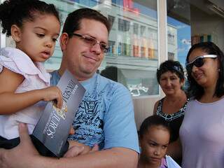 A família de Paulo veio a Campo Grande para fazer compras no feriado e achou que teve sorte em encontrar movimento. (Foto: Simão Nogueira)