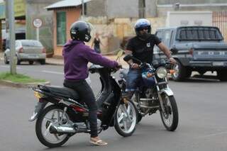 Sem sinalização, motociclistas se confundem em retorno e quase colidem. (Foto: Marcos Ermínio)