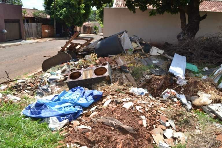 No mesmo local, na esquina da Rua Moacir de Melo Mendes, a situação é pior. O lixo esta por toda a parte. (Foto: Simão Nogueira)