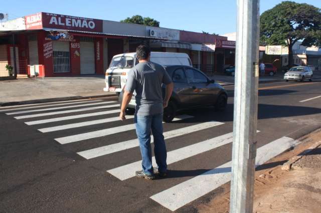 Ap&oacute;s recapeamento, moradores cobram sem&aacute;foros nas Bandeiras