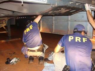 Policiais retirando a droga da carreta. (Foto: divulgação)