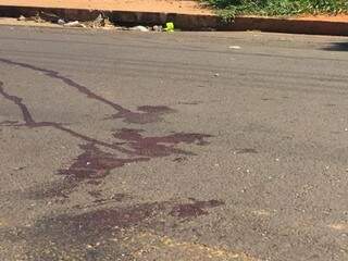 Marcas de sangue ficaram espalhadas na rua onde ocorreu o tiroteio com duas pessoas mortas e uma ferida (Foto: Bruna Kaspary)