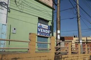 Na avenida Calógeras, entre a avenida Mato Grosso e avenida das Bandeiras, há mais de dez imóveis fechados sem placa, além de outros dois a venda e dois para alugar (Foto: Cleber Gellio)
