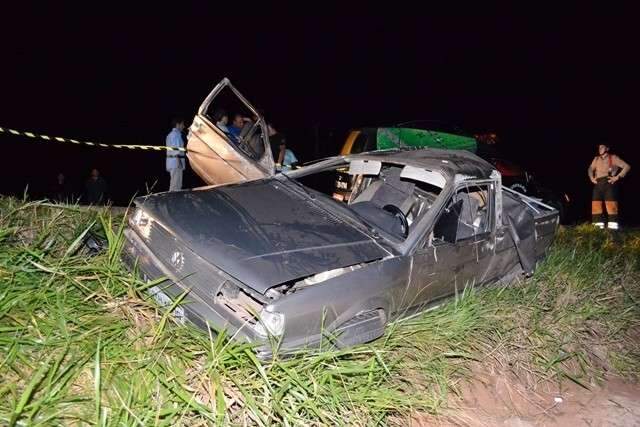 Passageiro morre e motorista fica ferido em capotagem na BR-359