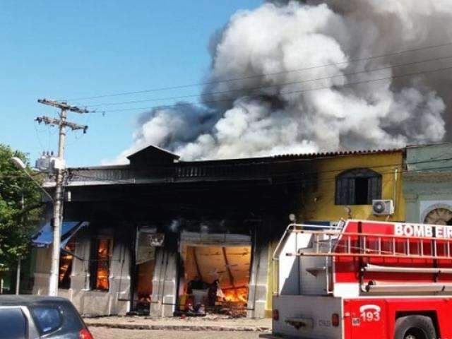 Bombeiros gastam 90 mil litros de &aacute;gua para apagar inc&ecirc;ndio em loja