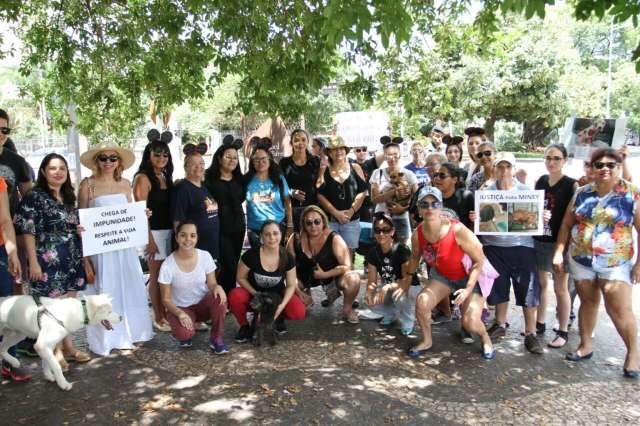Protetores de animais protestam contra maus-tratos e impunidade