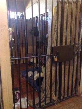 Com estrutura f&iacute;sica comprometida, cela de delegacia &eacute; interditada 