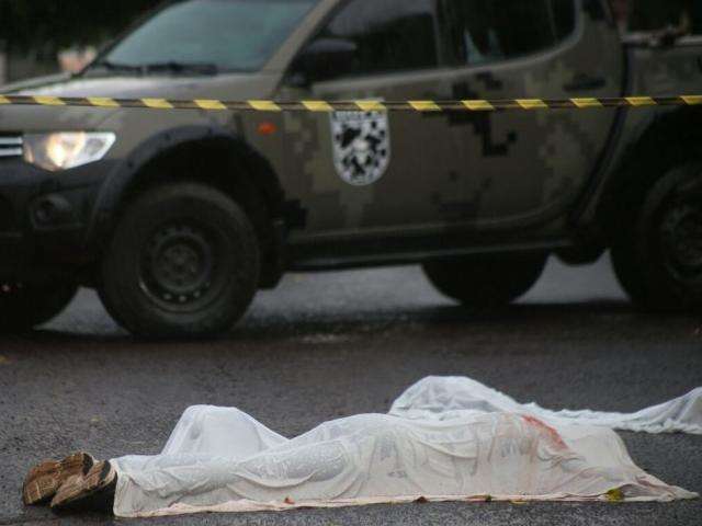 Policial militar mata assaltante em ponto de &ocirc;nibus no Tiradentes