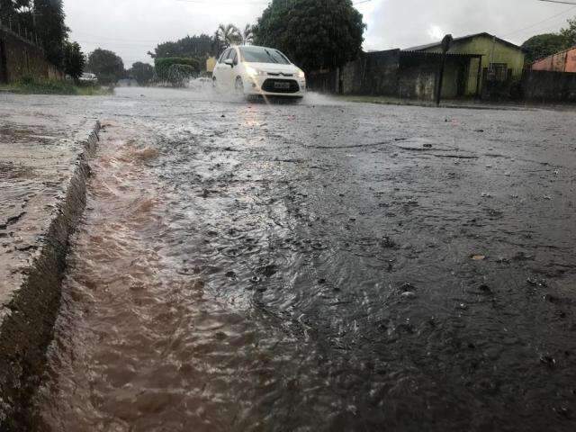 Chuva alaga rua no Jockey Clube; previs&atilde;o &eacute; de temporal em MS