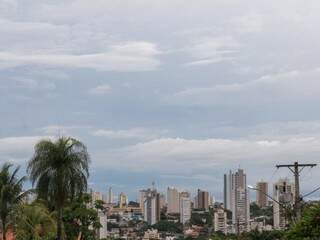 Céu parcialmente nublado no bairro Itanhangá, em Campo Grande. (Foto: Henrique Kawaminami)