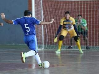 Marquinhos, do Ismac, com a perna direita em movimento para chutar a bola de frente para o gol (Foto: Divulgação)