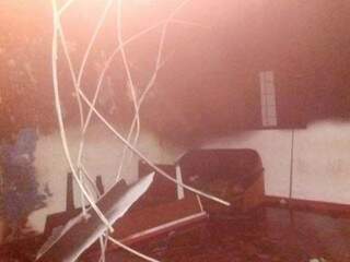 Fogo destruiu móveis e atingiu teto e paredes do imóvel (Foto: Perfil News)
