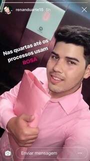 O estudante de direito Renan Duarte fez questão de vestir inclusive os processos do estágio de rosa (Foto: Reprodução Instagram) 