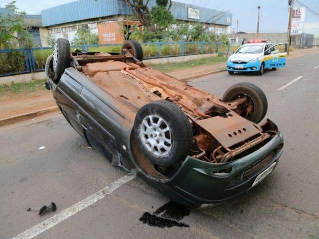 Motorista perde controle de dire&ccedil;&atilde;o ap&oacute;s &quot;brincadeira&quot; e capota carro 