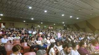Docentes, alunos e funcionários lotaram o Teatro Glauce Rocha, na Cidade Universitária. (Foto: Chloé Pinheiro) 