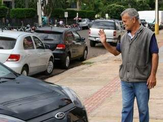 Wilson passa a tarde na esquina das ruas 25 de Dezembro e Barão do Rio Branco. (Foto: Marcos Ermínio)