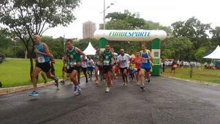 Corrida teve a participação de mil competidores nesta manhã, em Campo Grande (Foto: Fernando Antunes)