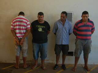 Quatro presos na Depac Centro (Foto: Marlon Ganassin)