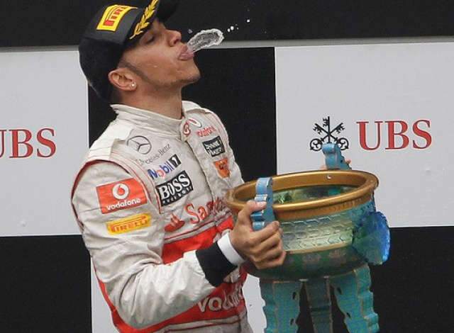  Hamilton interrompe in&iacute;cio arrasador de Vettel e vence corrida na China 