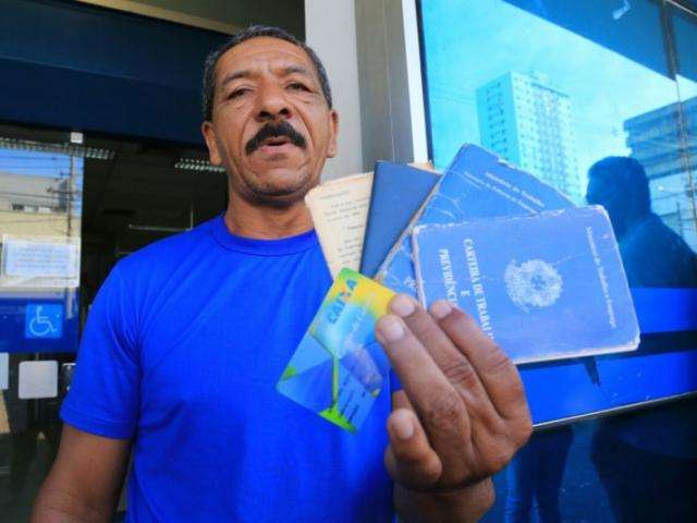 Trabalhadores madrugam e formam fila quilom&eacute;trica para sacar FGTS