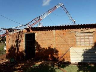 Torre de internet caiu sobre casa em Ivinhema (Foto: Defesa Civil)