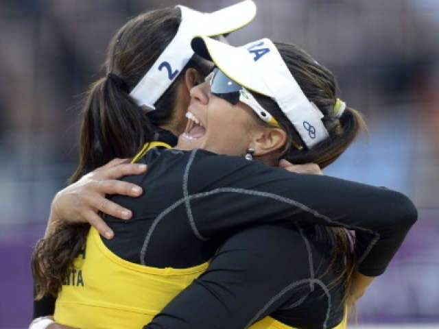  Talita e Maria Elisa superam holandesas e o frio e estreiam com vit&oacute;ria no v&ocirc;lei