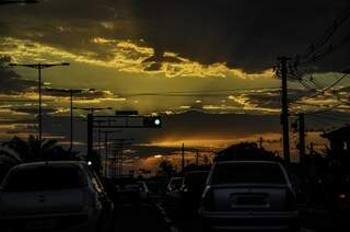 Domingo amanhece com sol forte em Campo Grande, sem previsão de chuva ao longo do dia (Foto: Marcelo Calazans)