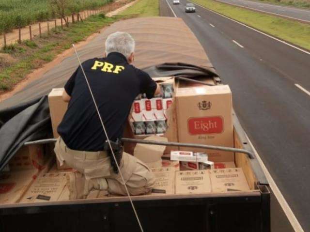 Motorista deixa caminh&atilde;o com 300 mil ma&ccedil;os de cigarros e desaparece em canavial 