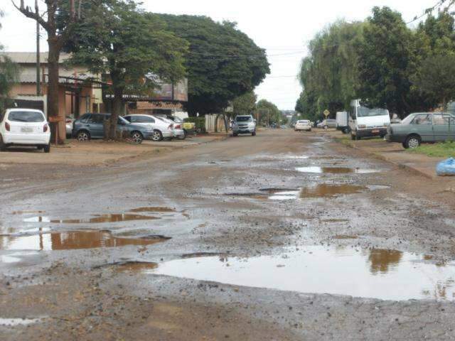 Chuva piora situa&ccedil;&atilde;o do asfalto e buraqueira toma conta das ruas