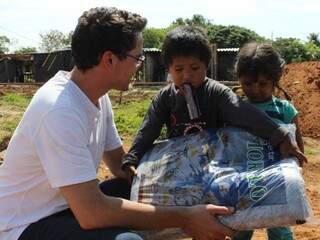 Colaboradores da Água Guariroba entregaram cobertores e agasalhos neste sábado (7). (Foto: Divulgação)