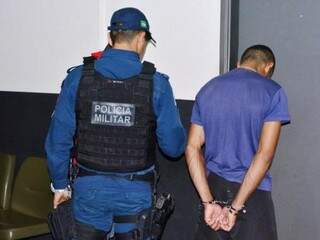 Jovem de 22 anos foi preso traficando crack em praça (Foto: Sergio Melucci/Rádio Portal News)
