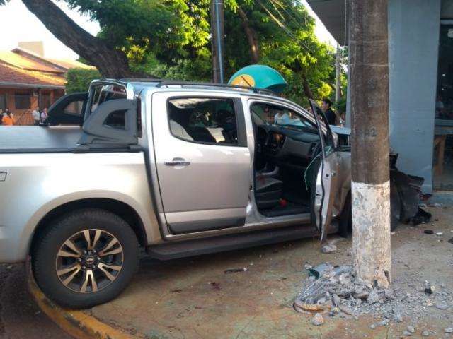 Baleado ao volante, empres&aacute;rio bate camionete e suspeitos fogem em moto 