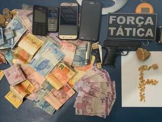 Dinheiro, arma de brinquedo, e droga foram apreendidos pela polícia (Foto: Divulgação)