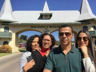 Victoria, Joita, Ailton e Stefani em Gramado, um dos pontos pelos quais a família escolheu parar para conhecer. (foto: Acervo Pessoal)