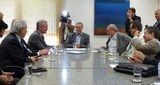 Governador se reuniu com representantes do Ministério das Comunicações no fim do ano passado.(Foto: Notícias MS)
