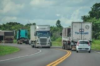 Tráfego intenso e possibilidade de temporais devem redobrar atenção de motoristas. (Foto:Arquivo/Campo Grande News)