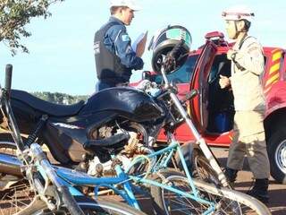 Acidente foi entre moto e bicicleta, na BR-262 (Foto: André Bittar)